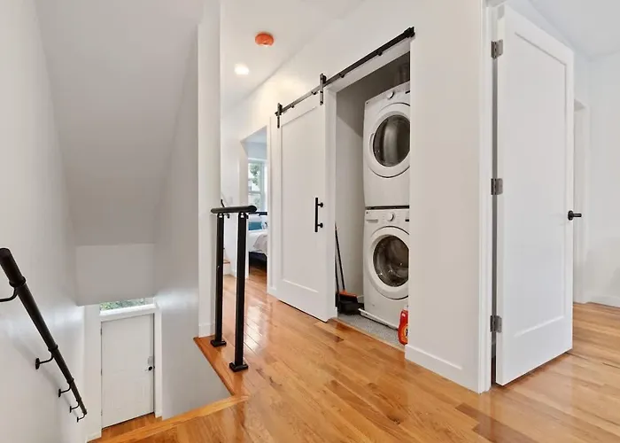 Pet Friendly 3 Bdrm House With Private Yard