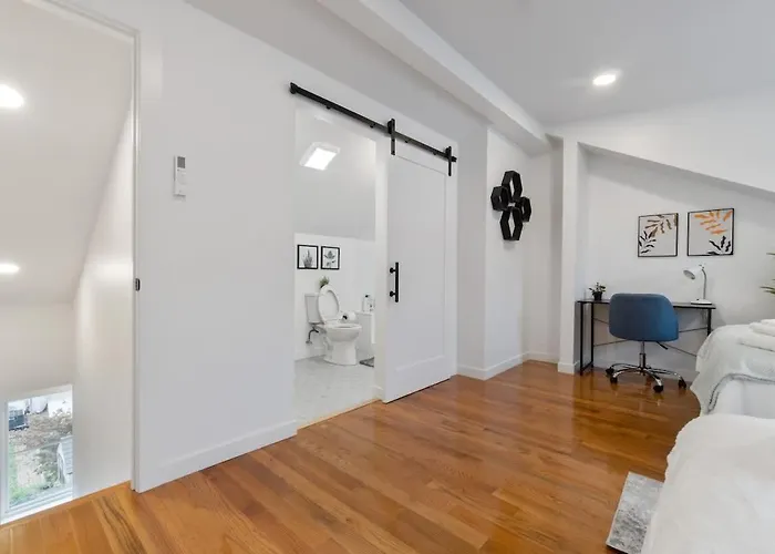 Pet Friendly 3 Bdrm House With Private Yard *