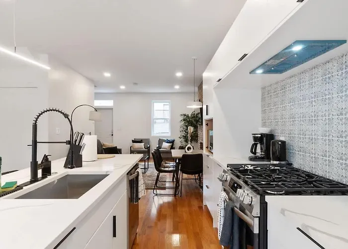 Pet Friendly 3 Bdrm House With Private Yard