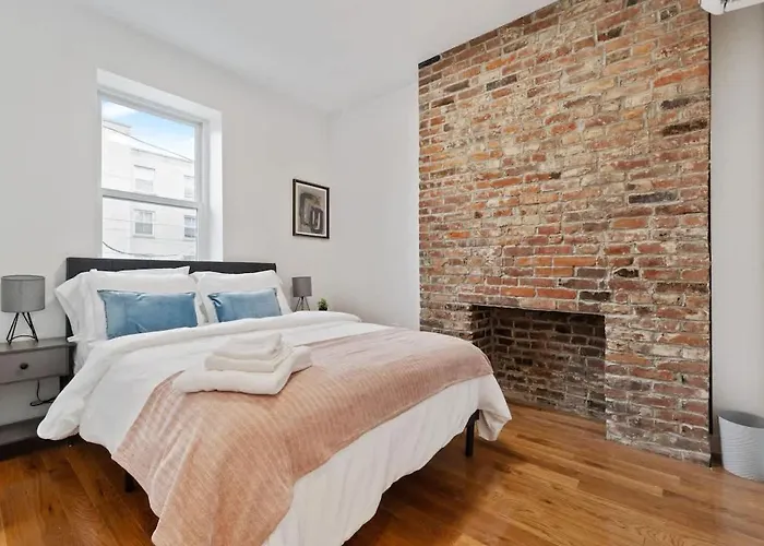 Pet Friendly 3 Bdrm House With Private Yard *