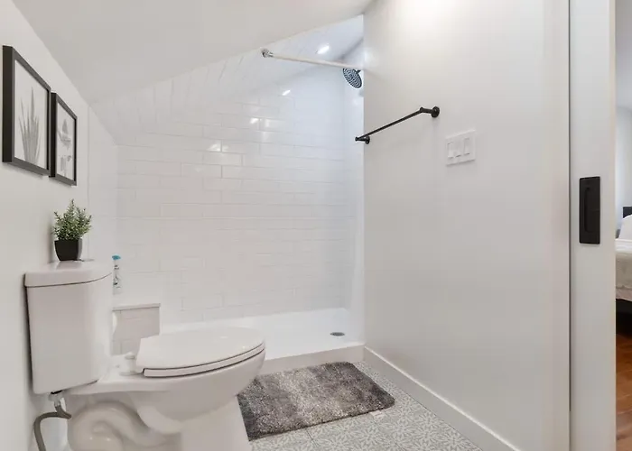 Pet Friendly 3 Bdrm House With Private Yard