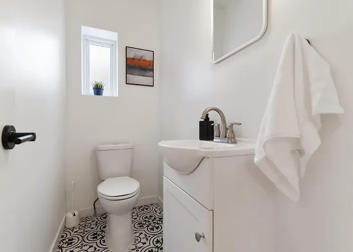Pet Friendly 3 Bdrm House With Private Yard Holiday home *