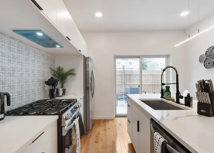 Pet Friendly 3 Bdrm House With Private Yard Holiday home *