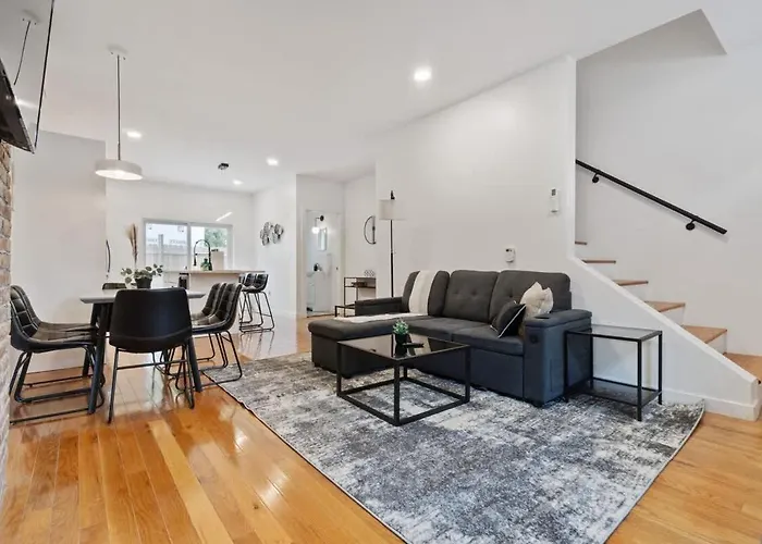 Pet Friendly 3 Bdrm House With Private Yard Holiday home